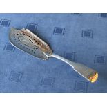 Irish George IV hallmarked silver fish slice engraved with fish by I. E., Dublin 1829, 6 ozt