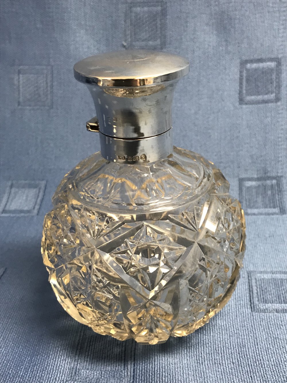 Hallmarked silver & glass cologne bottle, Birmingham 1942