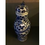 Large Chinese blue & white lidded vase, 67cmH