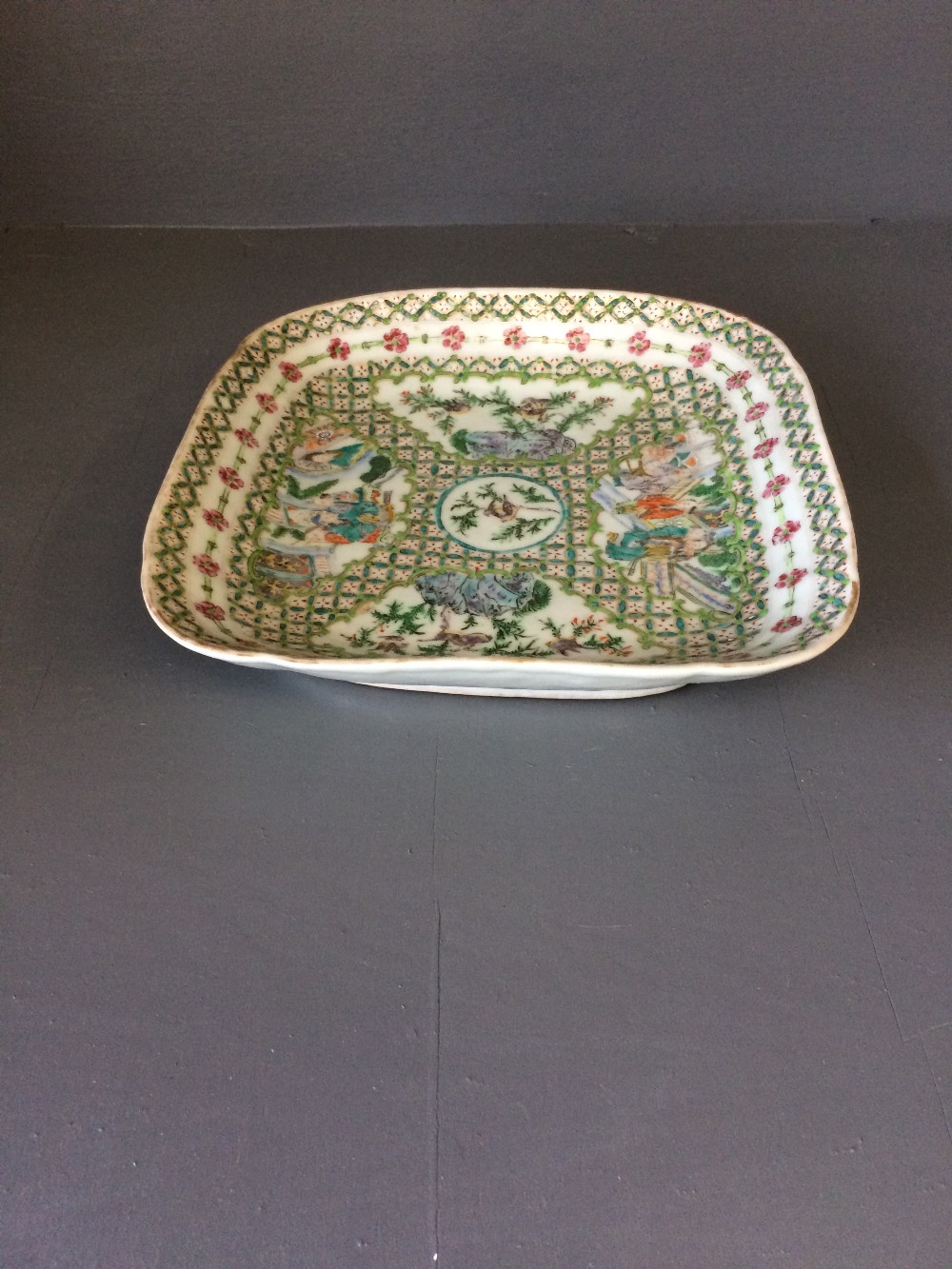 Square Chinese dish with classical scenes of white background with green decoration, 23x23cm