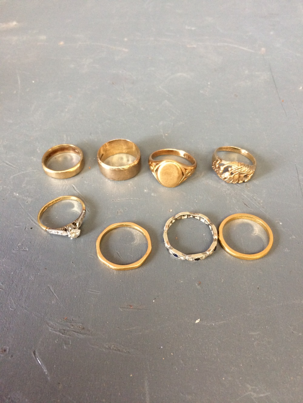 7 various gold rings & a white metal ring, 27g