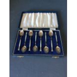 Cased set of 8 enamelled teaspoons with foliate decoration