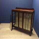 Edwardian glazed fronted display cabinet of Edwardian mahogany framed wall mirror, 92Hx30Wcm