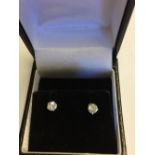 Pair of white gold and diamond stud earrings of 40 points, clarity Si