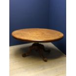 Victorian walnut loo table, oval top on four scrolling legs, 143cmH