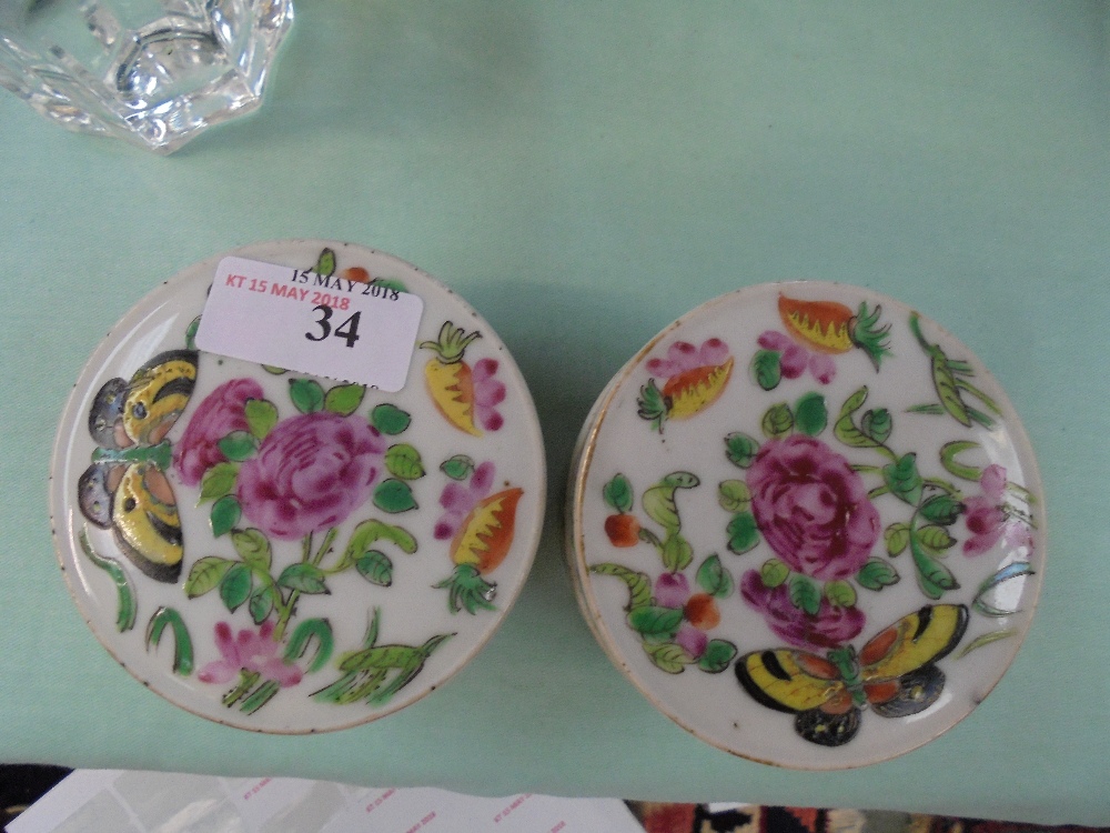 Pair of C19th Chinese famille rose circular boxes and covers decorated with butterflies flying - Image 2 of 5