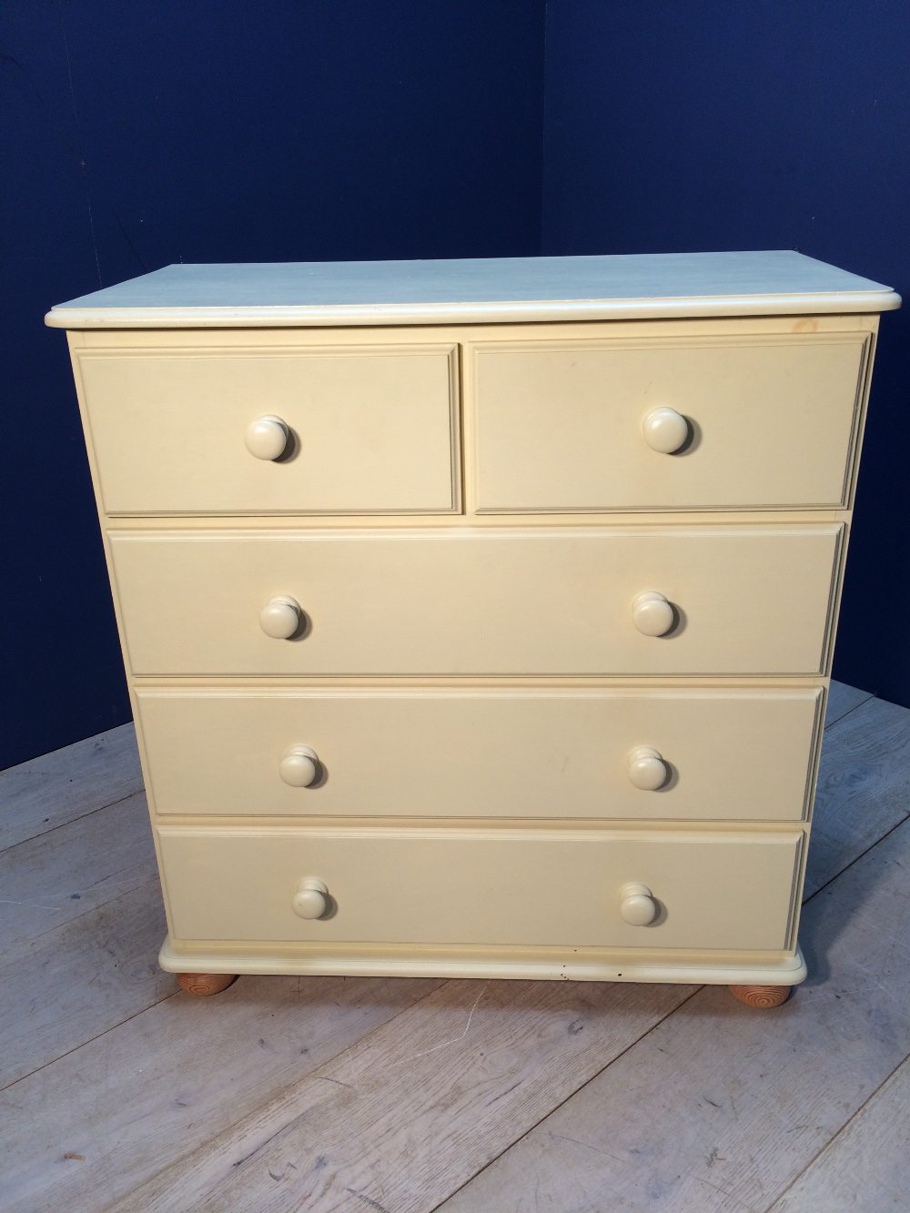Painted two piece bedroom suite, a cream painted chest of drawers & a similar two tier coffee table - Image 3 of 3