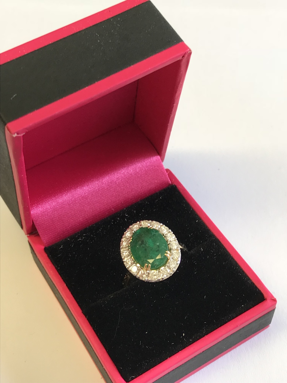 18 carat yellow gold impressive emerald & diamond ring of 4 carats - Image 2 of 2