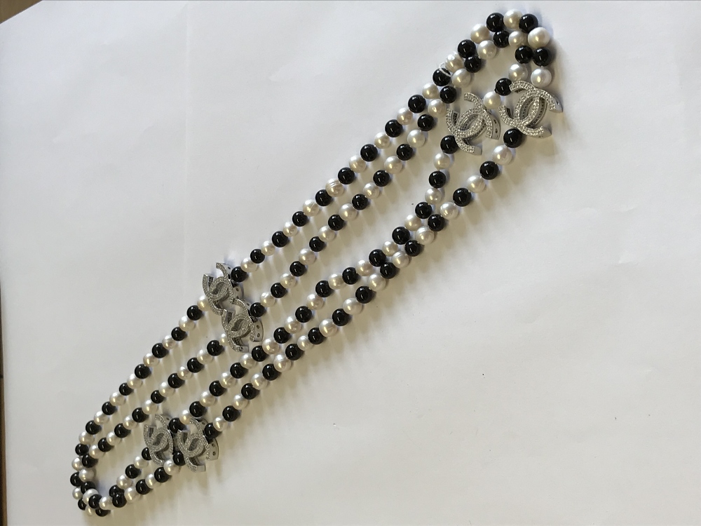 Long row of freshwater black & white pearls with cubic zirconia spacers in the designer style - Image 2 of 3