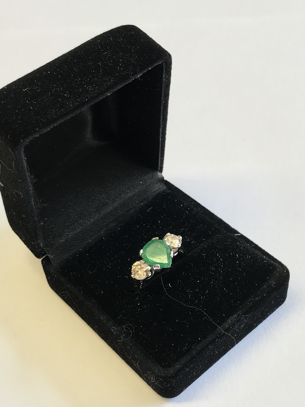 18 carat white gold 3 stone ring, the pear shaped emerald flanked by diamond shoulders - Image 2 of 2