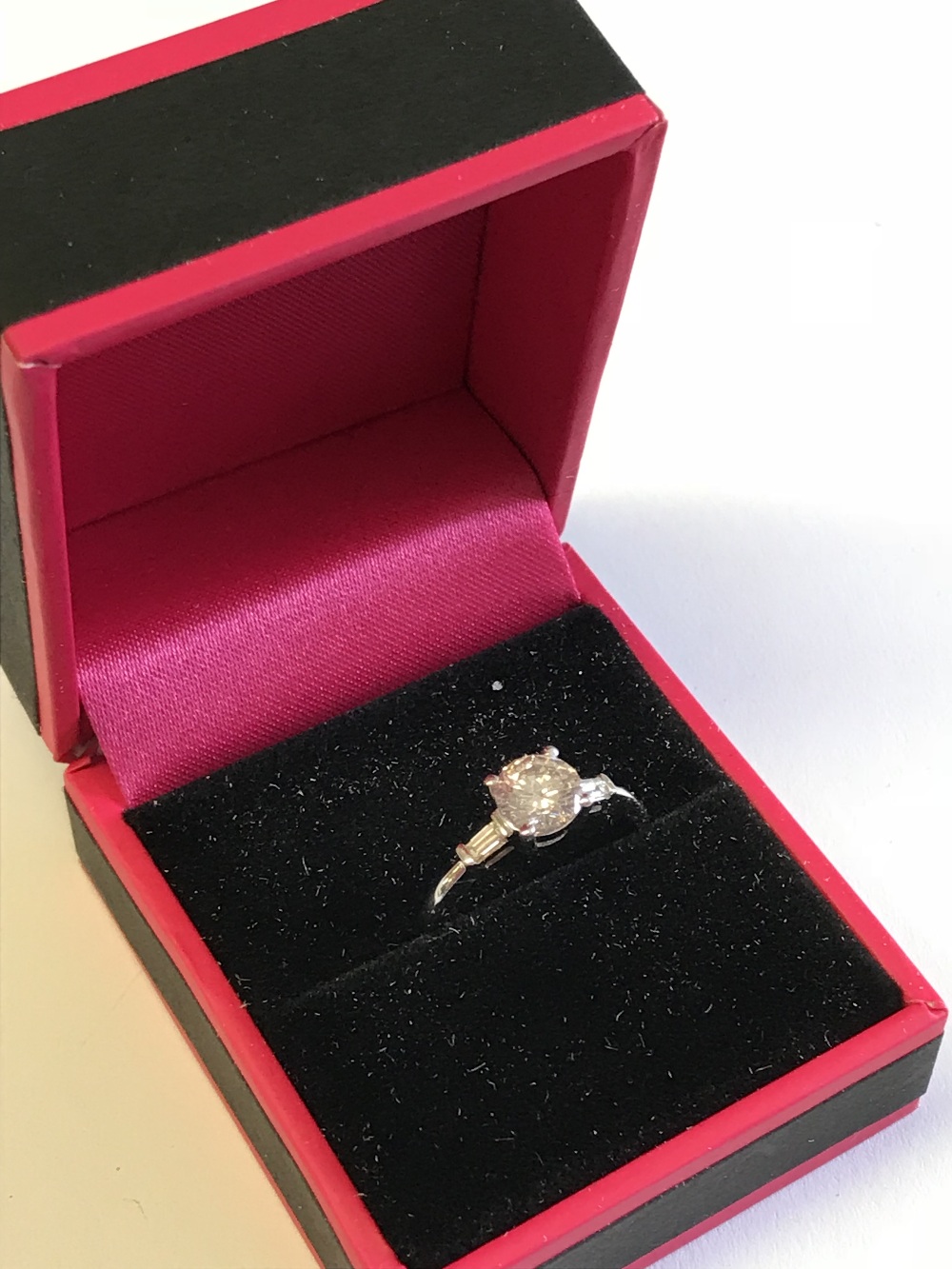 18 carat white gold fine single stone diamond ring of 1 carat, colour I/J, clarity Si - Image 2 of 2