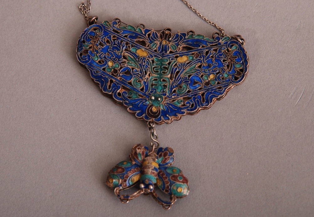 C19th Chinese silver and enamel heart-shaped pendant, carved in the centre with a 'Shou'