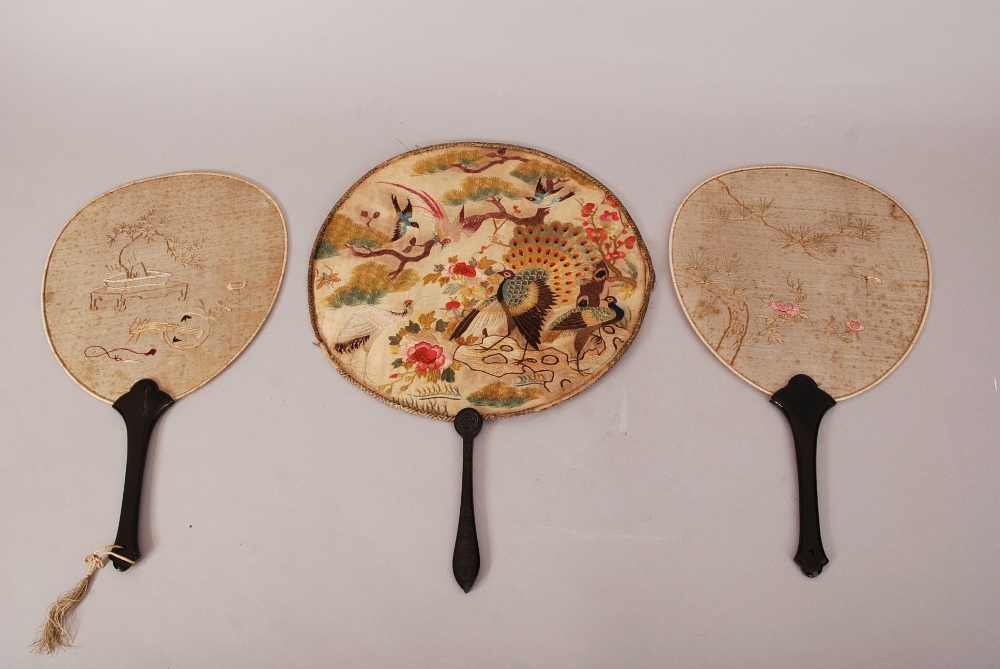 C19th Chinese silk circular fan, woven to each side with peacocks and blossoms, mounted with a - Image 2 of 3