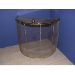 C19th curved brass & brass mesh fire guard with a lid 79x38cmx79cmH