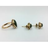 Set jade cabochon earring & gold ring size M, 9ct 7.2g (2)
