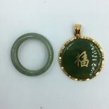 Jade ring together with a yellow metal & jade pendant (2)