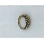 Yellow metal ring with rubbed marks 8.1g