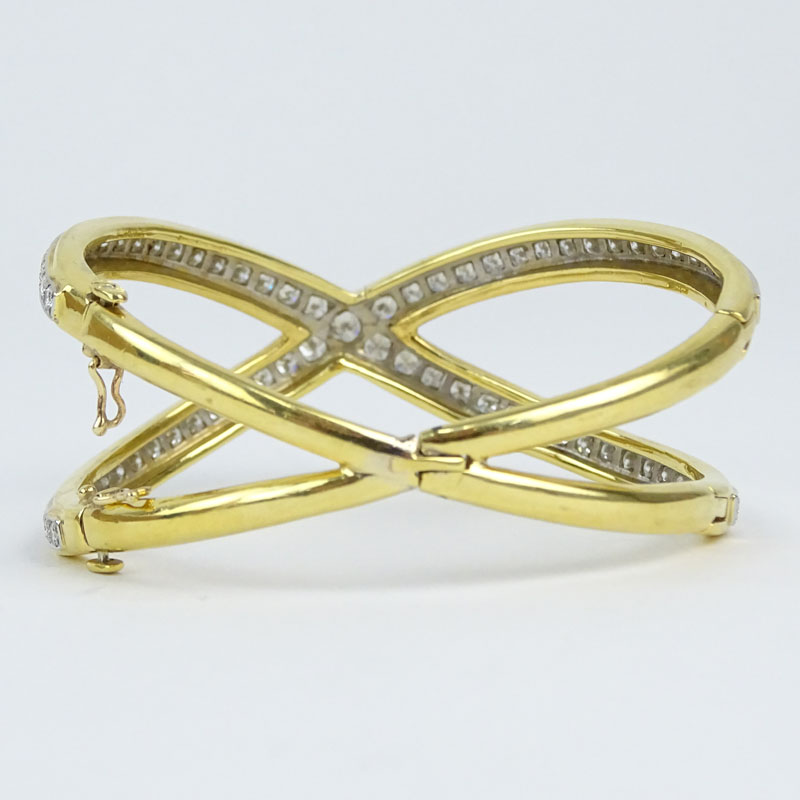 Vintage Approx. 7.0 Carat Round Brilliant Cut Diamond and 18 Karat Yellow Gold Hinged Cuff bangle - Image 2 of 5