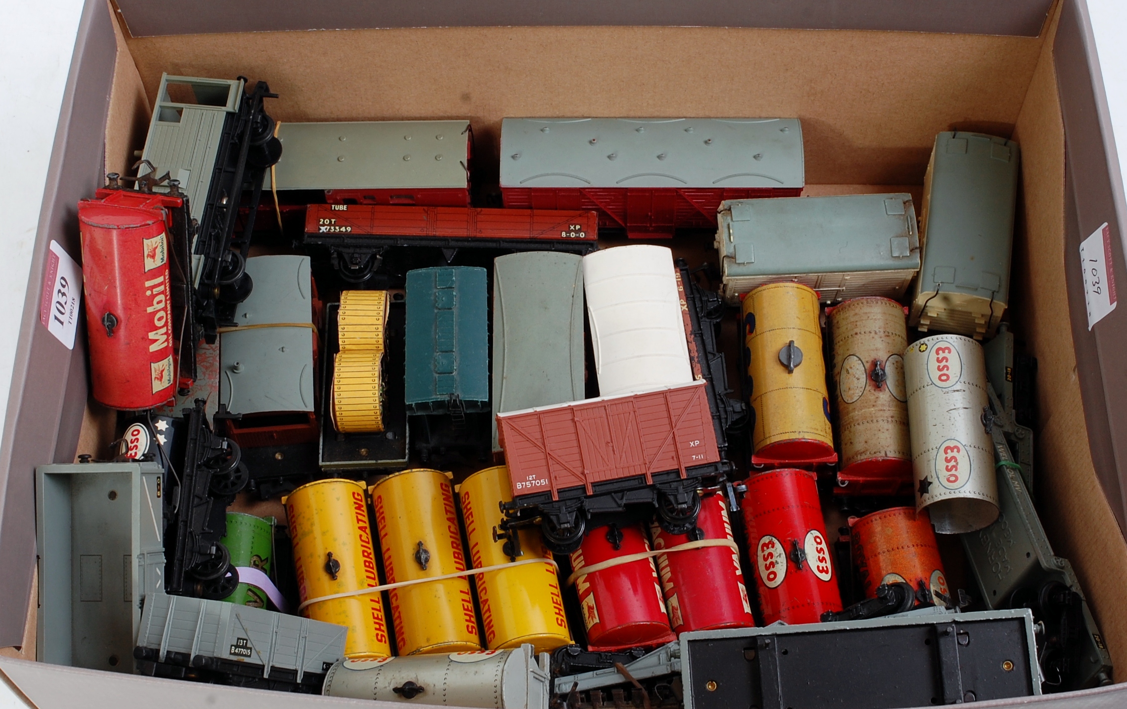 Tray of 33 H-Dublo assorted wagons (Including many tanks).