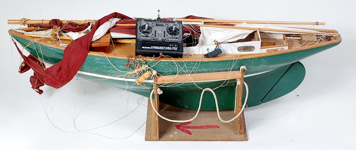 Massive radio control pond yacht with 40MHz receiver, sail winch and rudder servos, suite of sails,