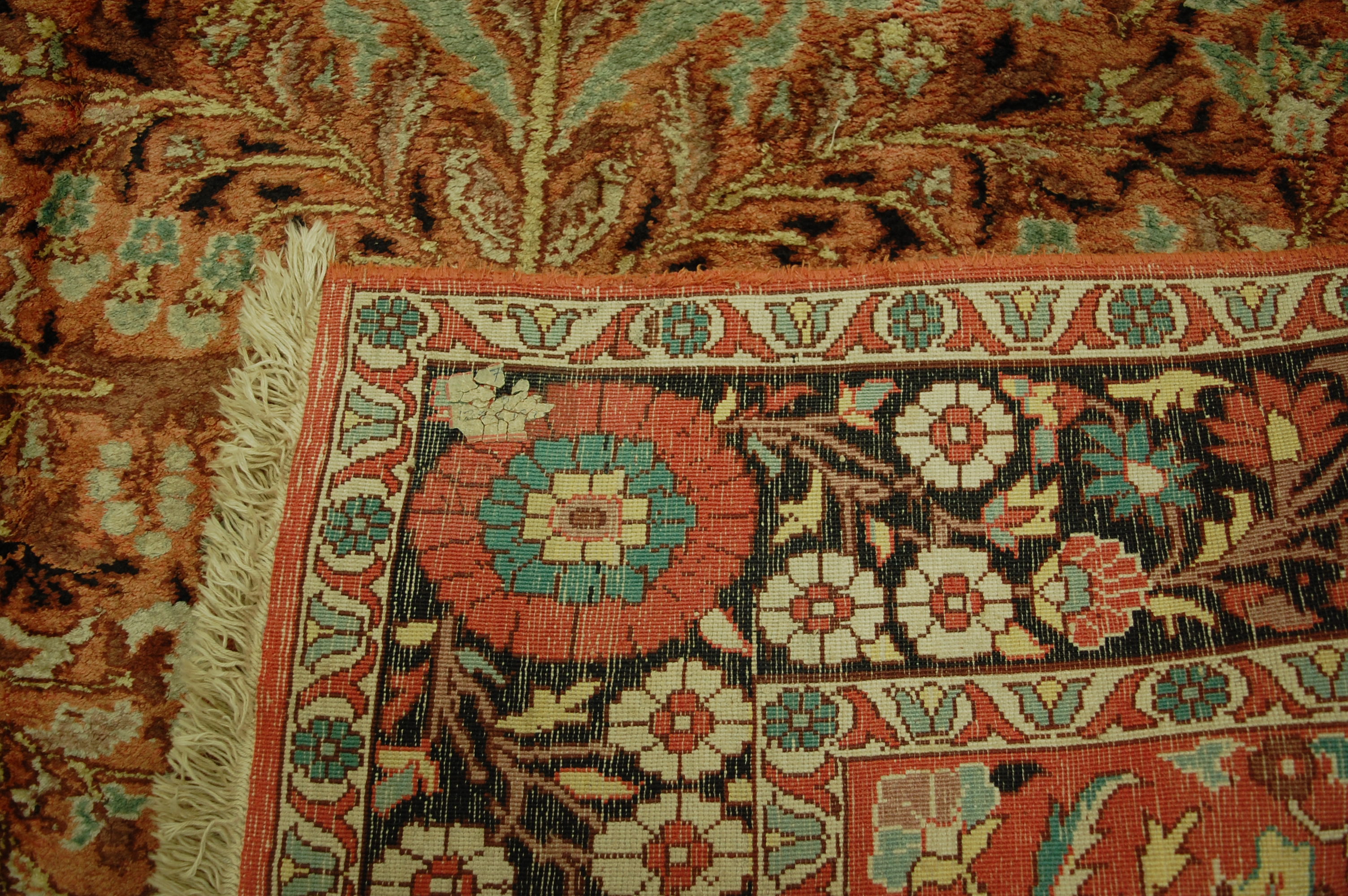 A Persian woollen peach ground carpet, - Bild 2 aus 2