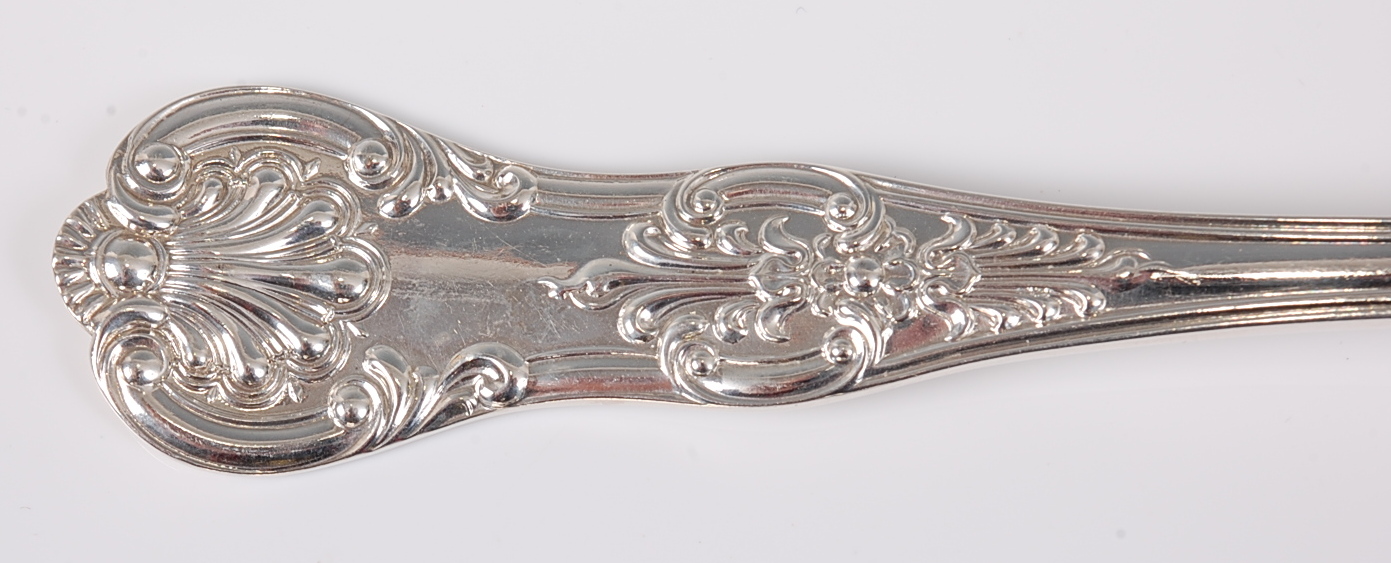 An extensive silver very-close harlequin cutlery suite, in the Kings pattern, each with plain backs, - Bild 3 aus 3