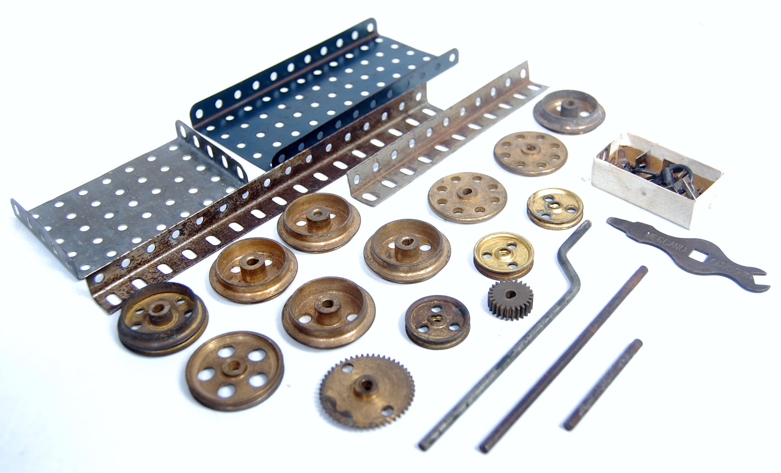 Small selection of 1908-1910 Meccano parts, including six tunnel,