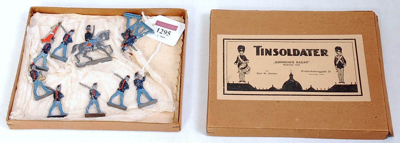 A Tinsoldater by Karl Jensen boxed flat lead soldier set,