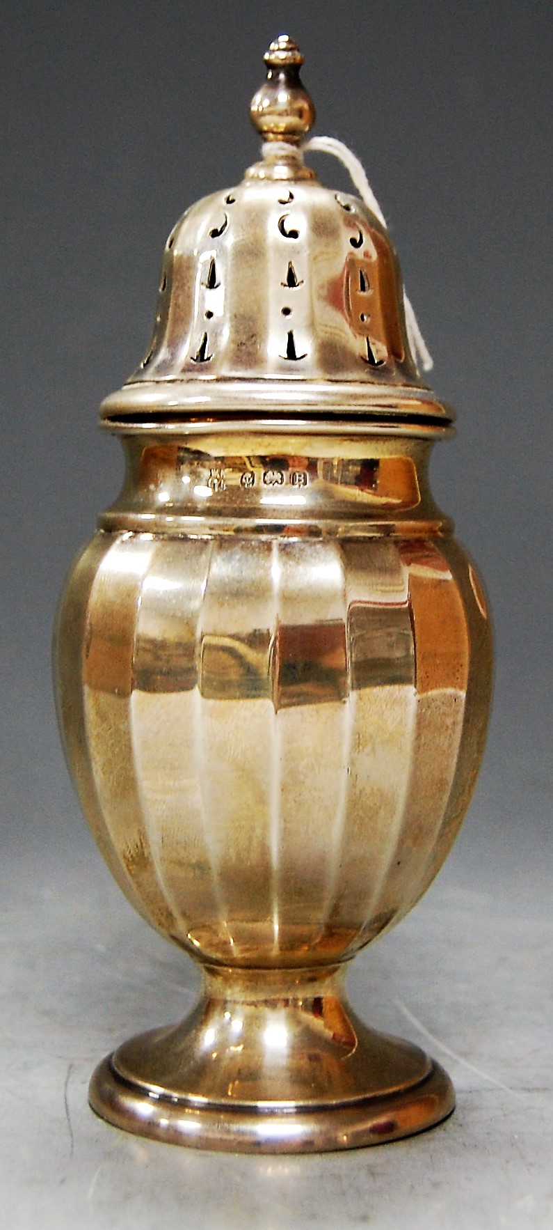 A silver pedestal sugar caster, 3.9oz, 15cm