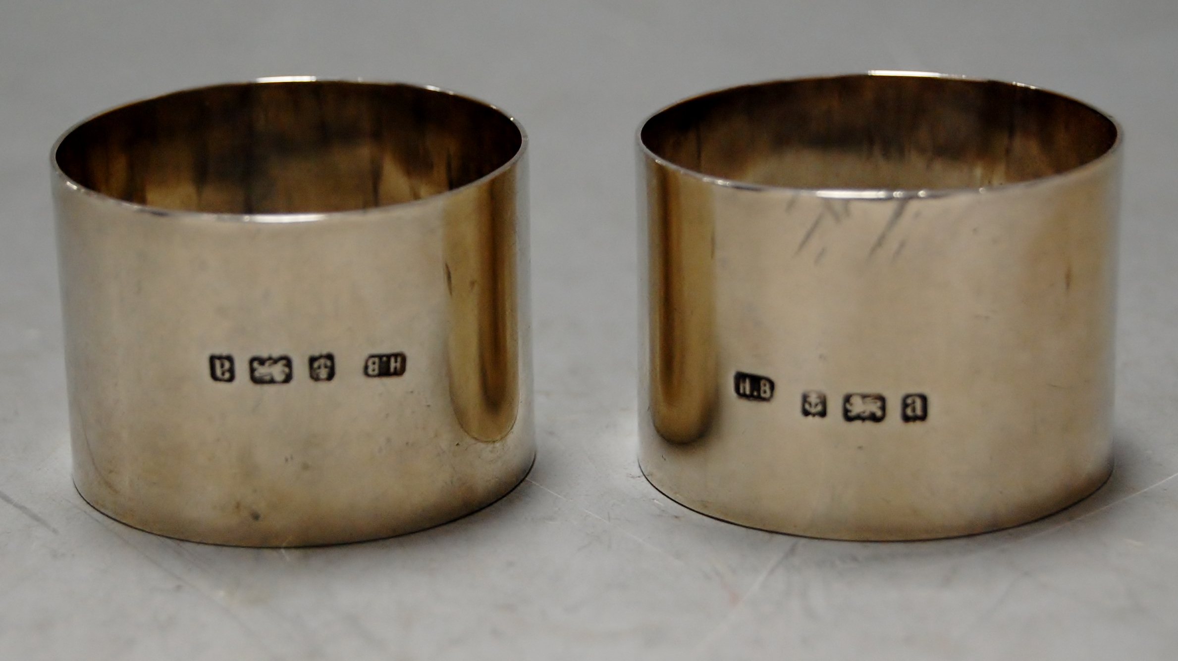 A pair of Edwardian silver napkin rings of plain undecorated form in fitted leather case