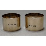 A pair of Edwardian silver napkin rings of plain undecorated form in fitted leather case