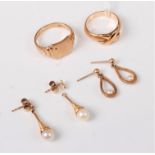 A 9ct signet ring, a 9ct knot style ring, and two pairs of 9ct cultured pearl earrings, (12.8g