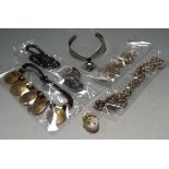 A quantity of mixed costume jewellery to include shell, agate, glass, gilt chains, faux pearls,