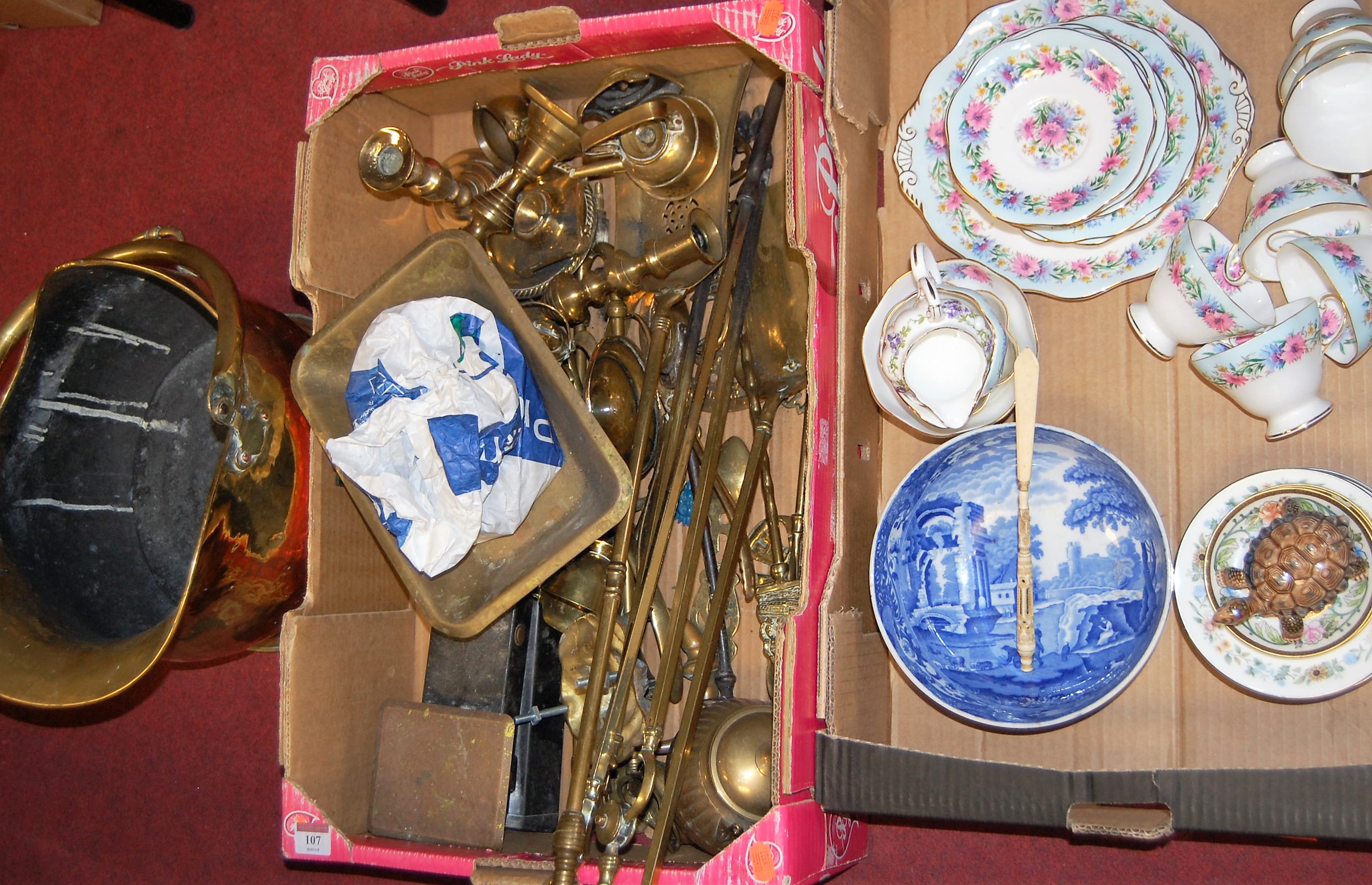 A box of miscellaneous metalware, to include brass helmet shaped coal scuttle, turned brass fire