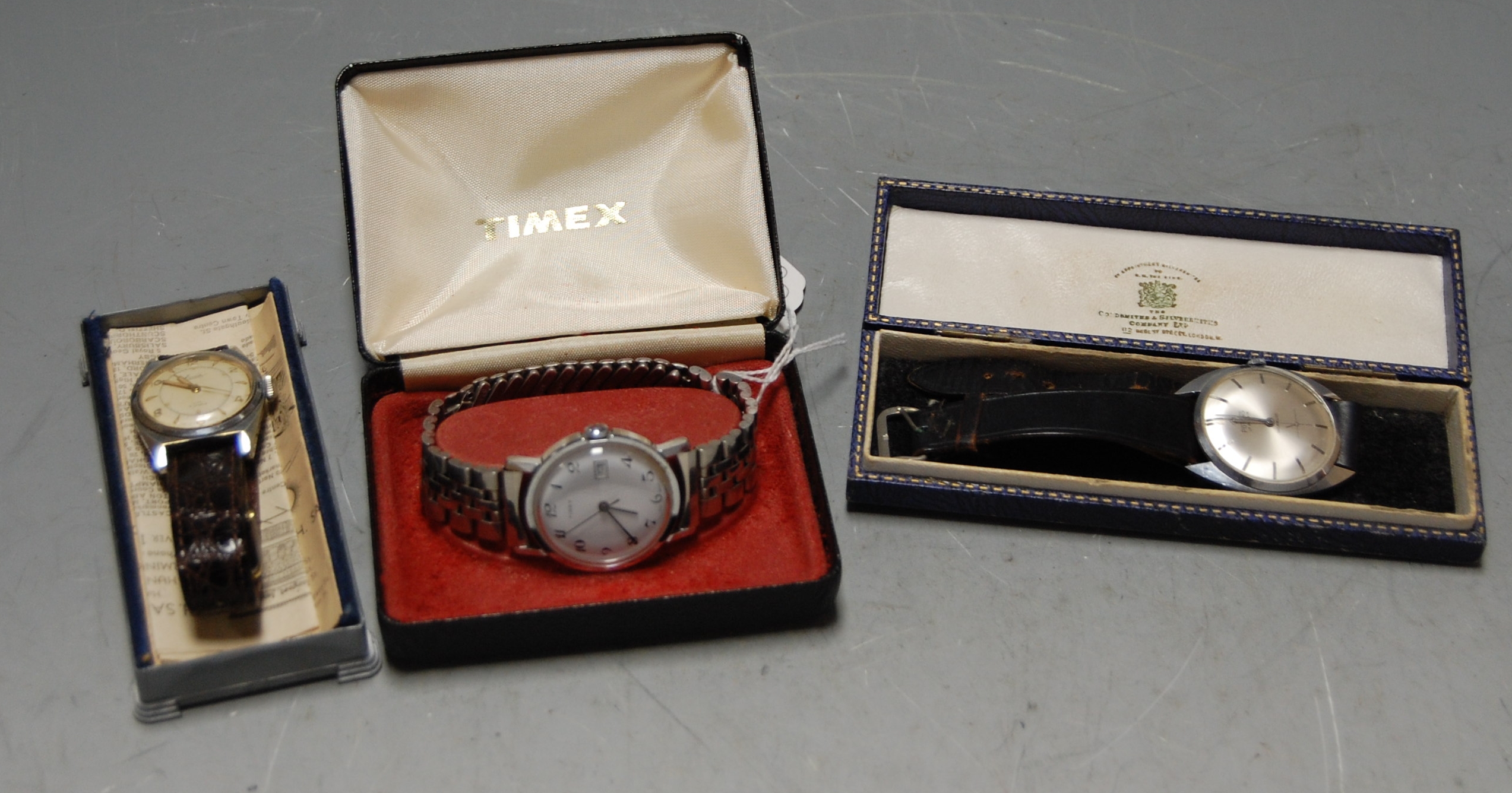 An Everite gent's steel cased wristwatch, having an off-white dial with Arabic and baton markers