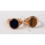 A gentleman's 9ct tigers eye ring, Birmingham 1979, size R, (3.9g), and a lapis lazuli signet