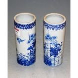 A pair of Chinese export bue & white cylindrical vases, 17cm
