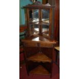 An Edwardian figured walnut and mirrored inset open corner shelf