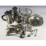 A quantity of electroplate including a hammered effect tea set, a sugar castor and sundry cutlery