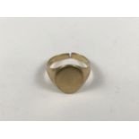 A 9ct gold signet ring, (shank split), 4.7 g