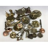 A quantity of brass ware including a clock, ashtrays and keys etc