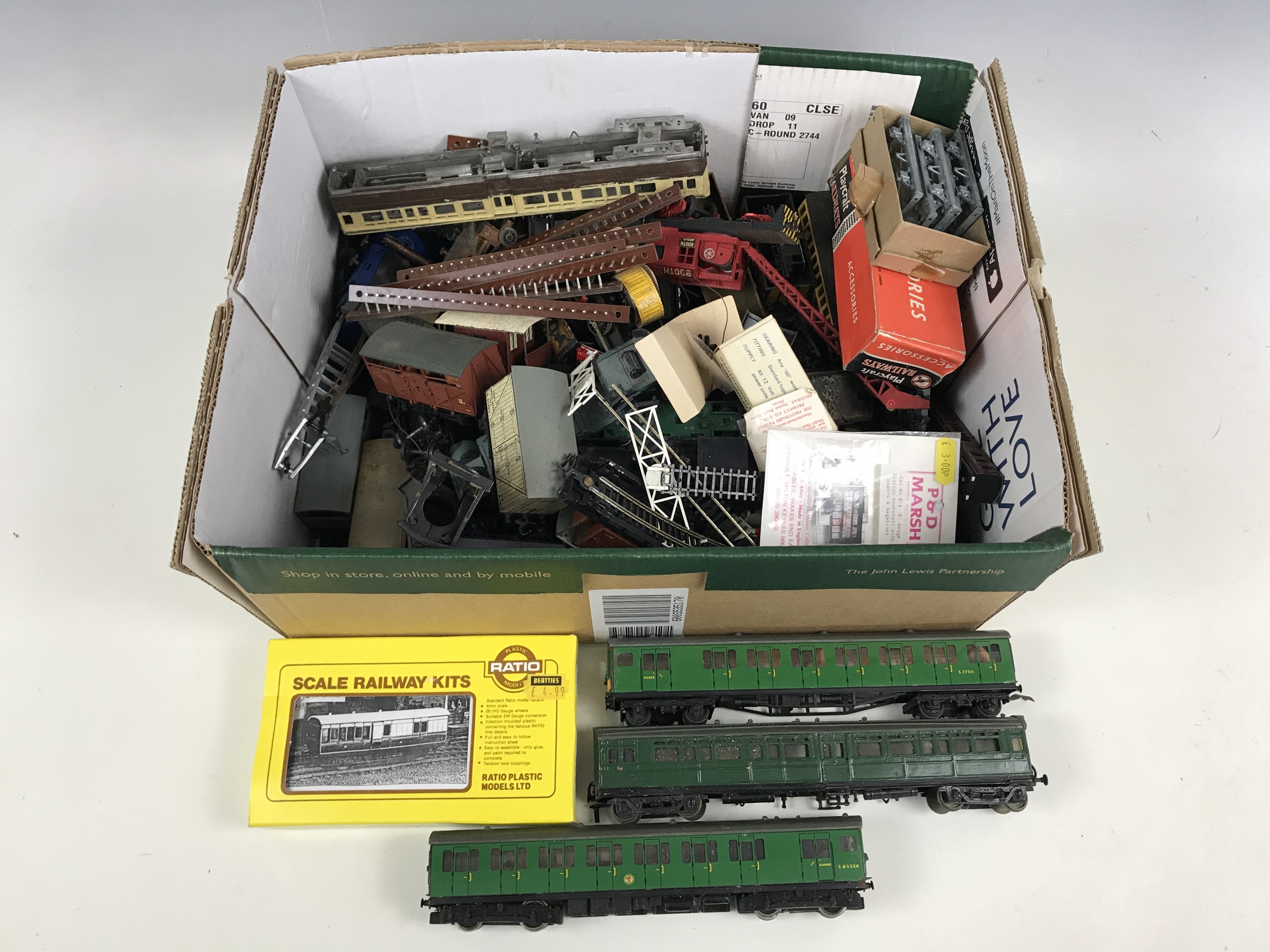 A quantity of OO gauge and N gauge model railway carriages and rolling stock