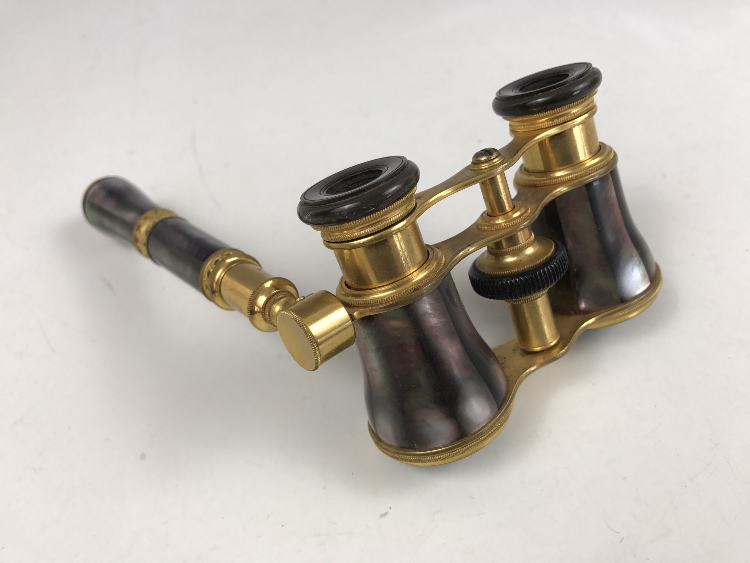 A set of Belle Epoque opera glasses in mother-of-pearl and gilt brass, with telescopic handle - Image 2 of 2