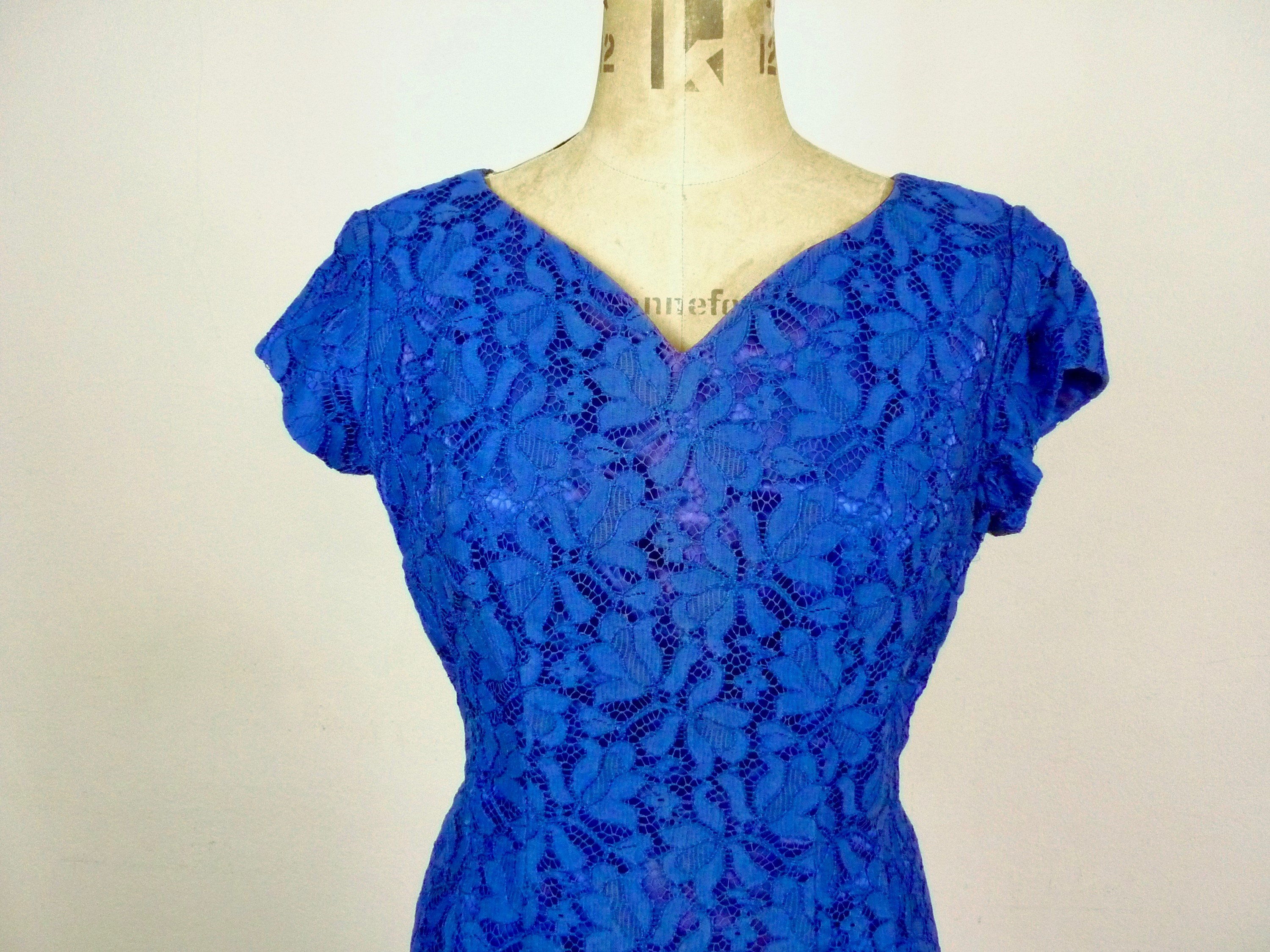 An early 1960s W. Lyons (Gowns) Ltd 'Lady in Black' range indigo blue two-piece lace wiggle dress - Image 3 of 7