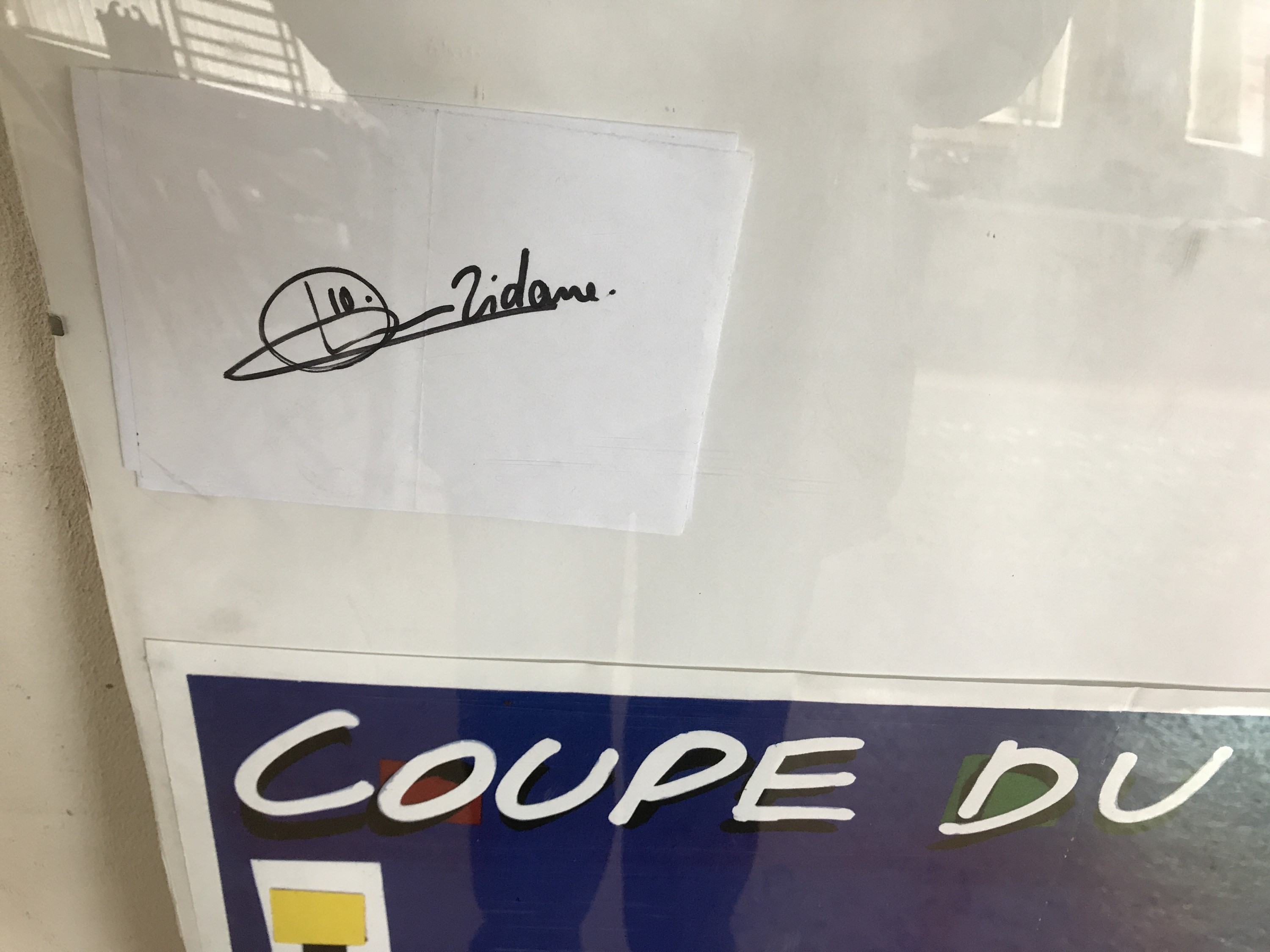 A Zinidine Zidane autograph together with a France 1998 World Cup poster - Image 2 of 2