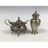 A silver pepperette and mustard pot with spoon, 95 g