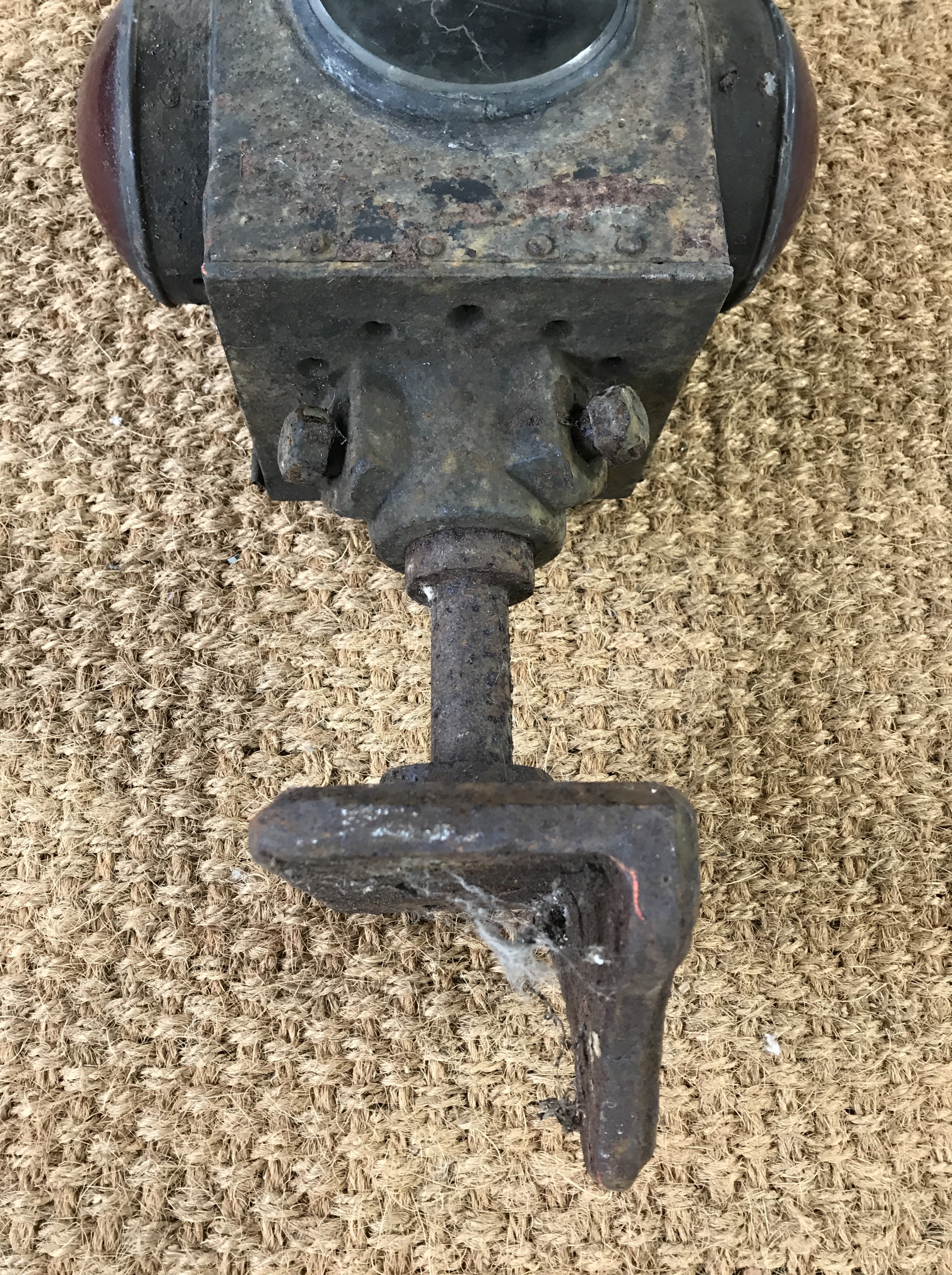 A late 19th / early 20th Century railway level crossing oil / paraffin lamp and mount - Image 3 of 3