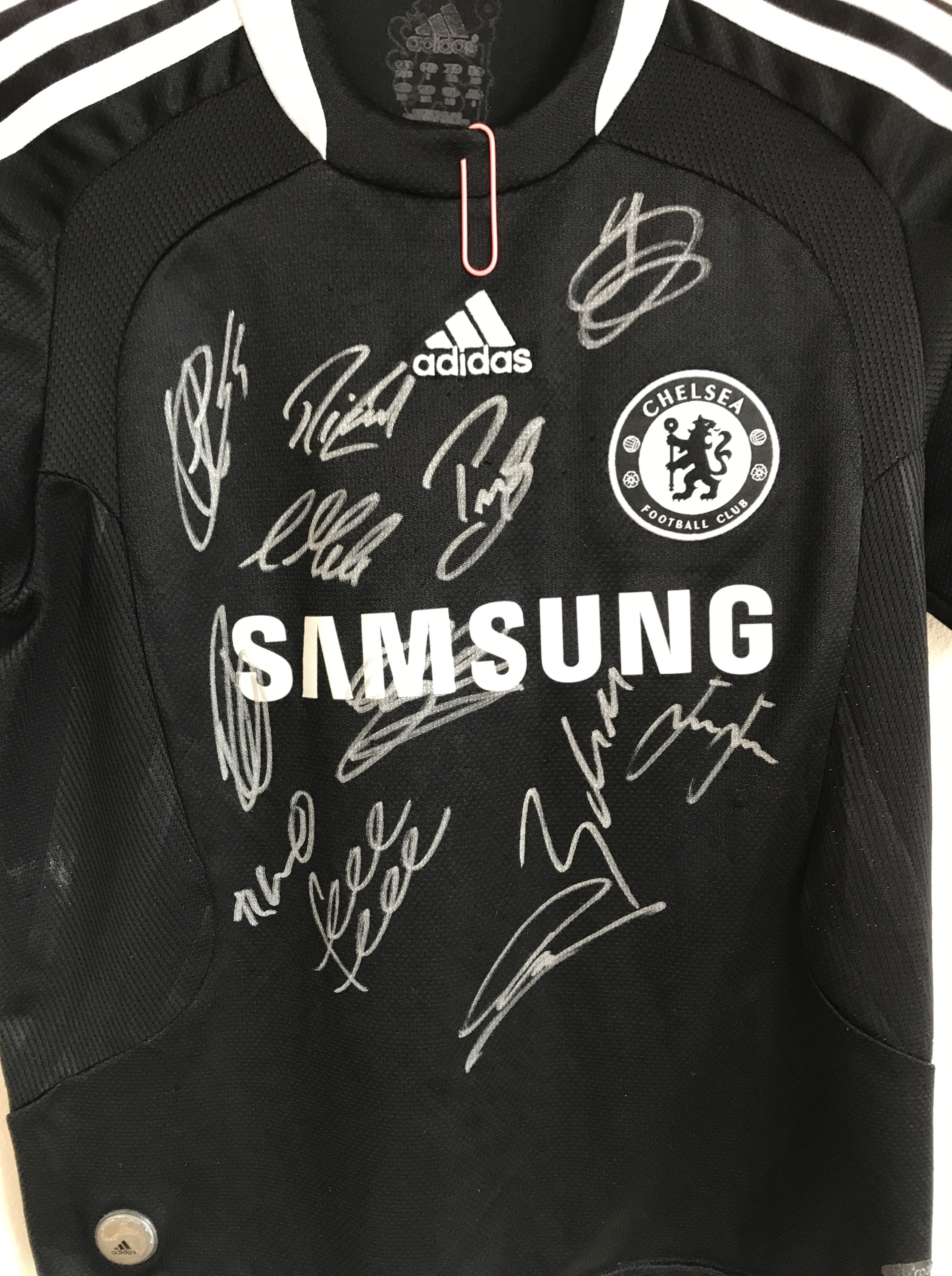 A signed Chelsea Football shirt, bearing the signatures of M Ballack, R Carvalho, P Cech, A Cole, - Bild 2 aus 2