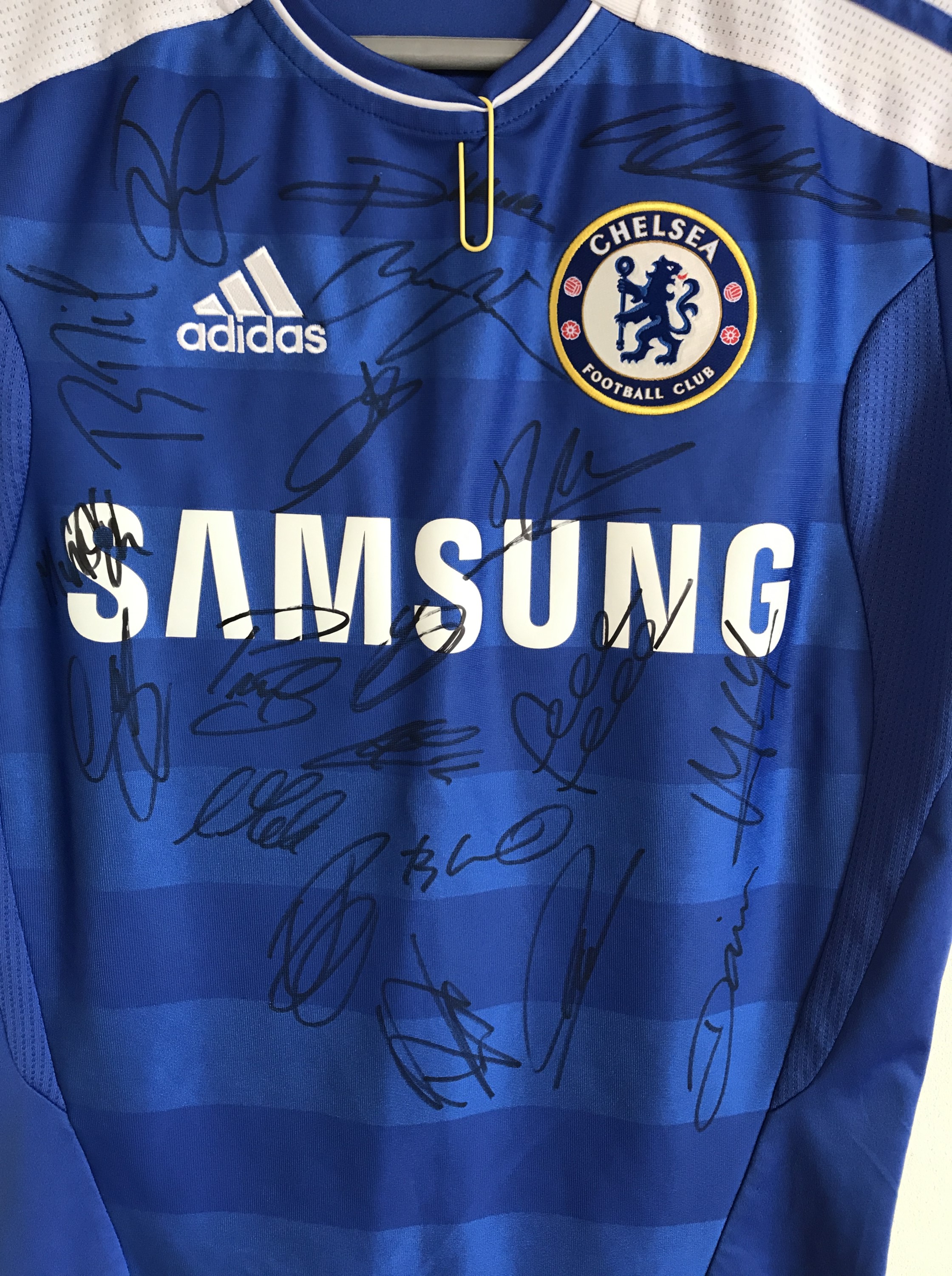 [Autographs] A signed Chelsea football shirt by N. Anelka, R, Bertrand, G. Cahill, P. Cech, A. Cole, - Image 2 of 2