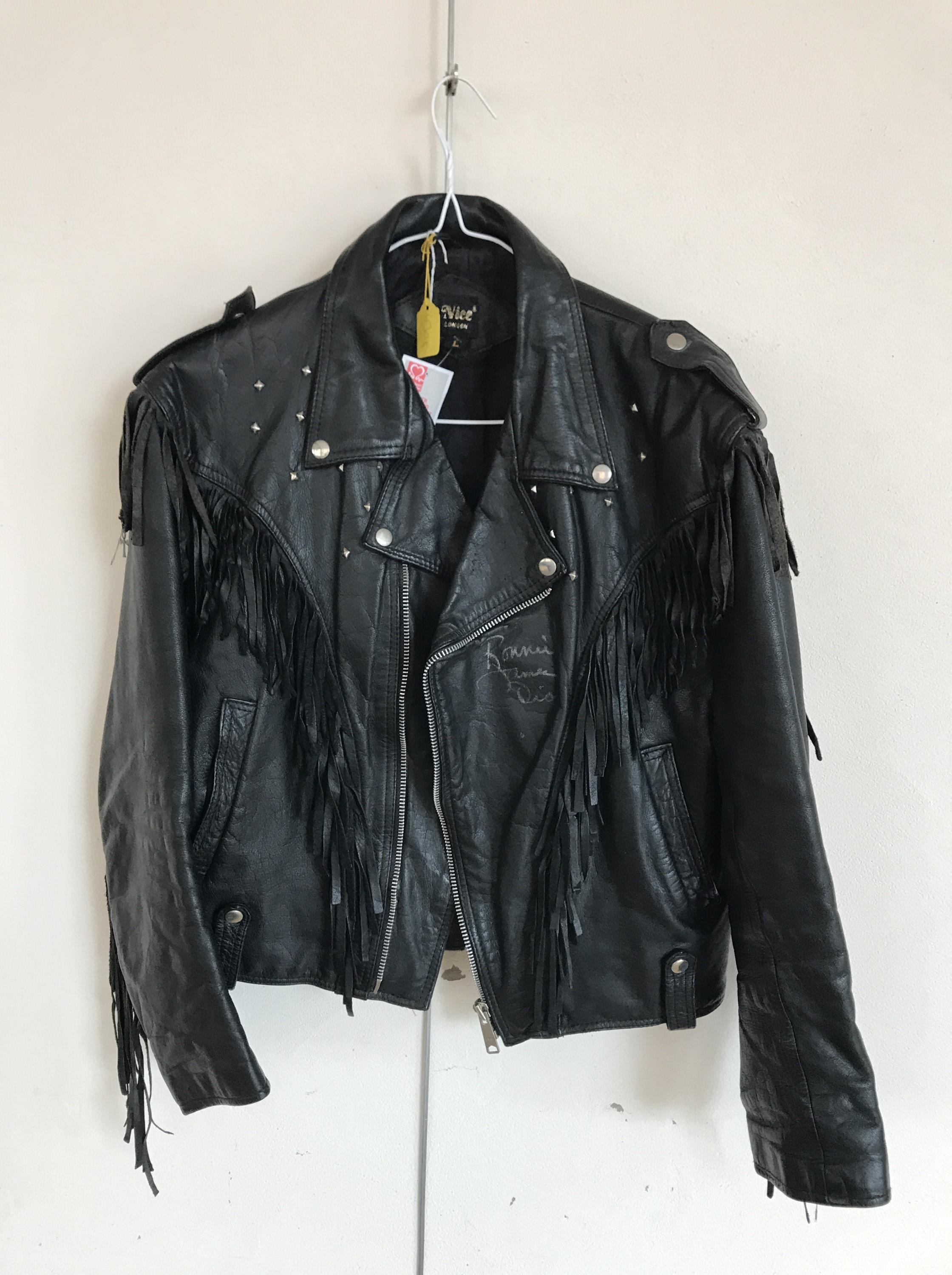 [Autographs] A fringed leather motorcycle jacket signed by Ronnie James Dio of Black Sabbath /